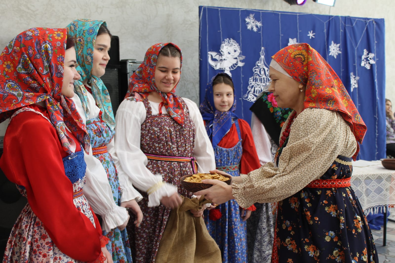 Вы сейчас просматриваете Фольклорный праздник  «Под рождественской звездой»